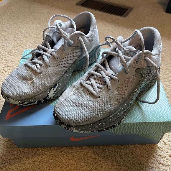 Boys Nike Freak 4 (GS) Wolf Grey 6Y - Picture 2 of 4